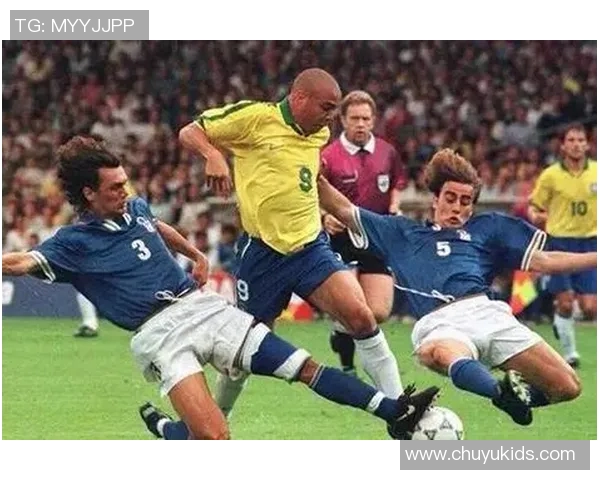 老年足球明星重聚合影展现岁月风采与传奇故事