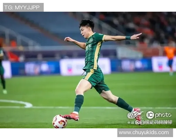 年轻球员崛起足球场上的新星们如何改变比赛格局